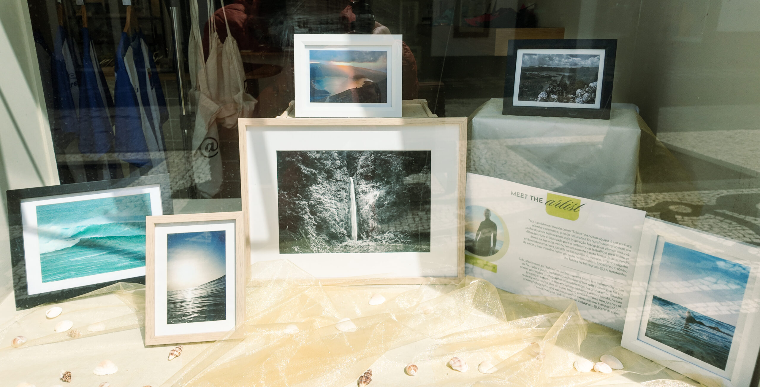 Exposição fotográfica na montra da Azores Ticket Office