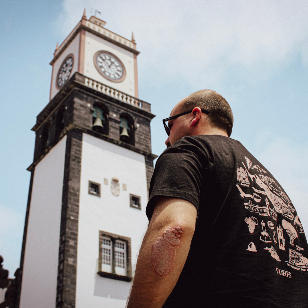Pessoa a usar t-shirt SENSES